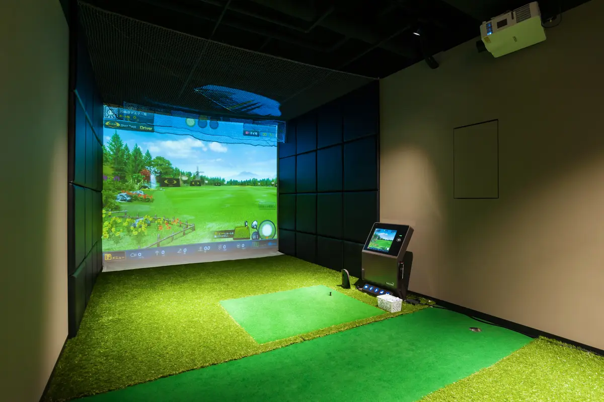 RIZAP GOLF 川崎店の打席とシミュレーター